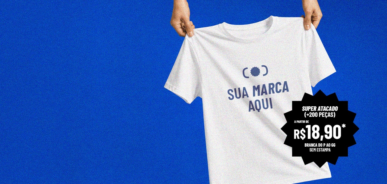 Camiseta branca personalizada sobre fundo azul
