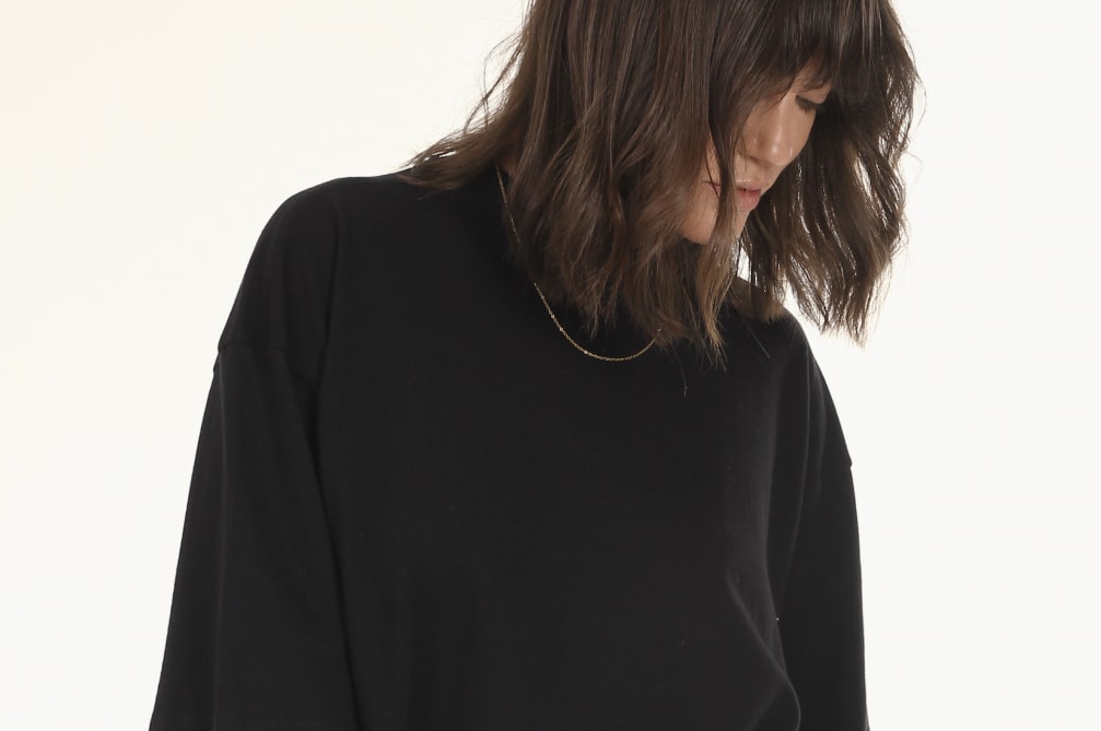 Homens vestidos com camisetas oversized preta e branca