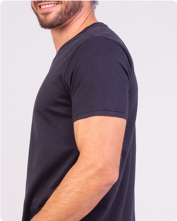 Acabamento rebatido e reforçado em diversos modelos de camiseta.