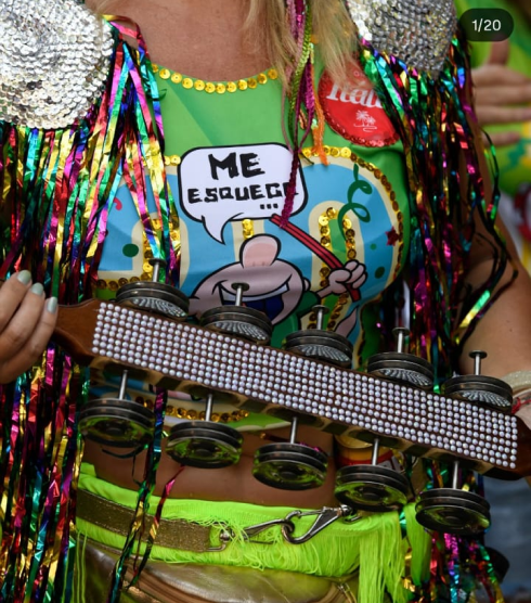 Imagem de uma mulher vestindo um cropped personalizado de um bloco de carnaval