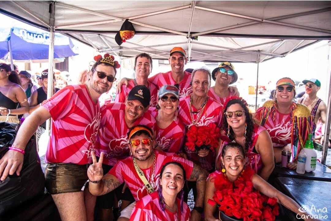 Imagem de um grupo de pessoas vestindo camisetas full print em um bloco de carnaval
