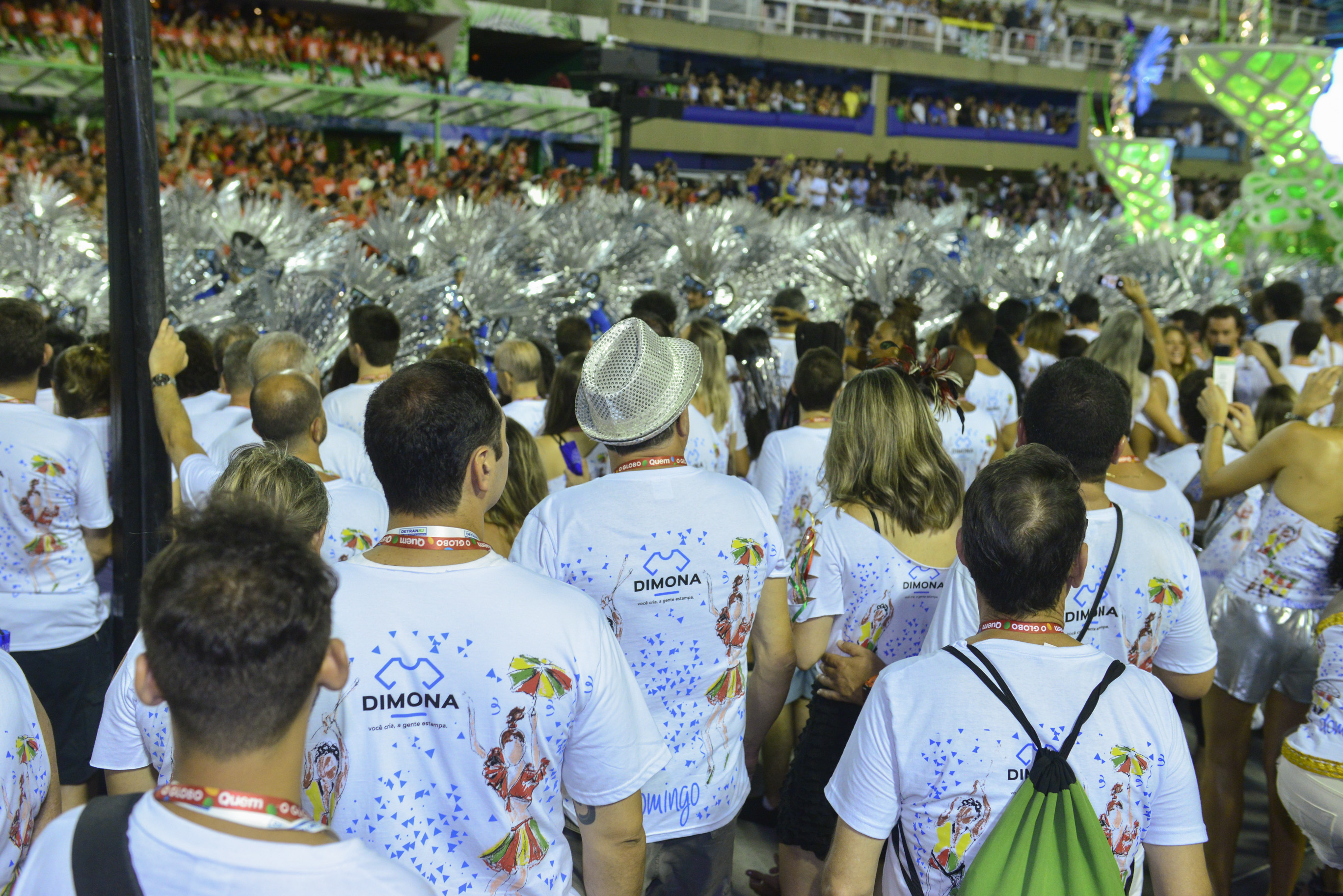 Imagem de pessoas usando camisaetas personalizadas da Dimona no desfile de carnaval