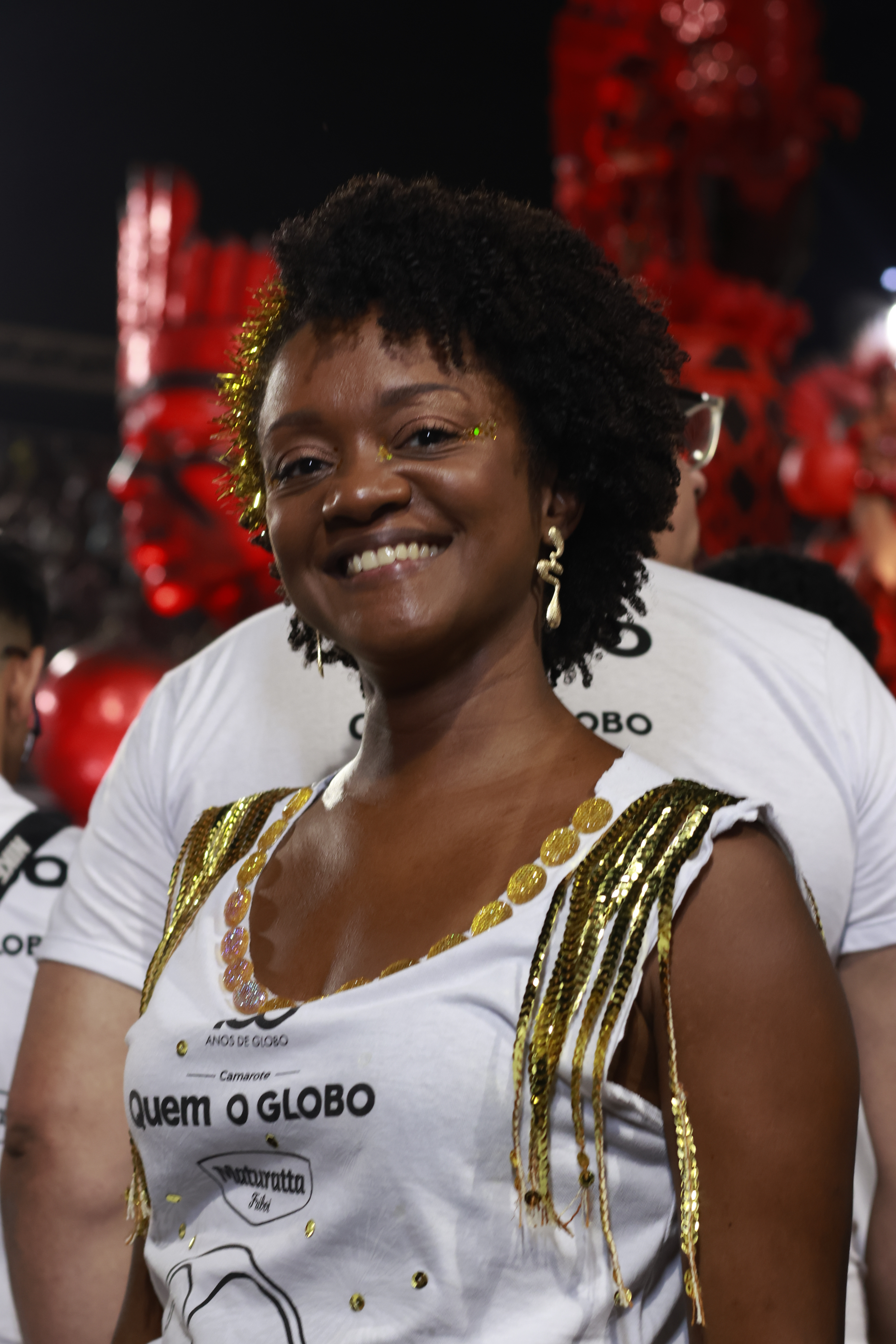 Imagem de uma mulher vestindo camiseta branca personalizada