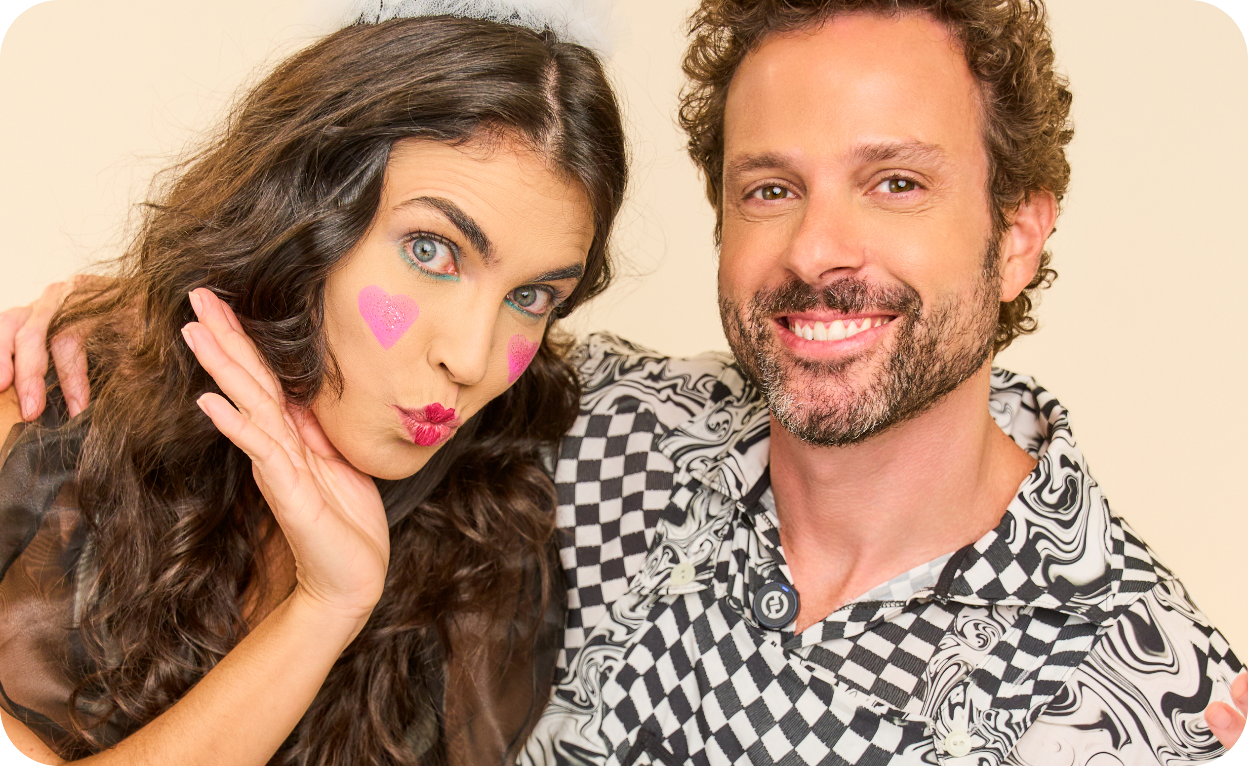 Imagem com duas pessoas fantasiadas para carnaval com roupas Dimona