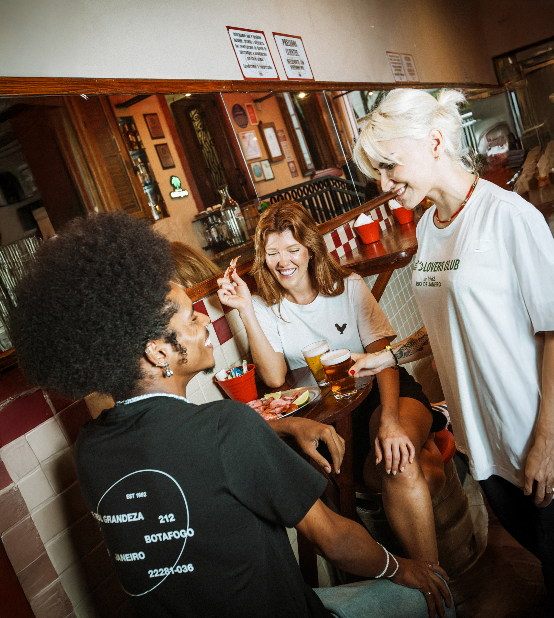 Grupo de pessoas comemorando usando camisetas Dimona