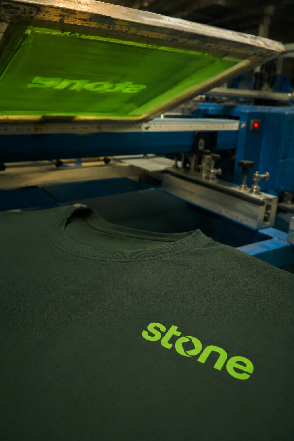 Camiseta verde personalizada com estampa da stone
