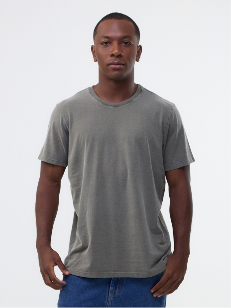 Modelo masculino com camiseta estonada verde