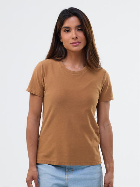 Modelo feminino com camiseta estonada caramelo