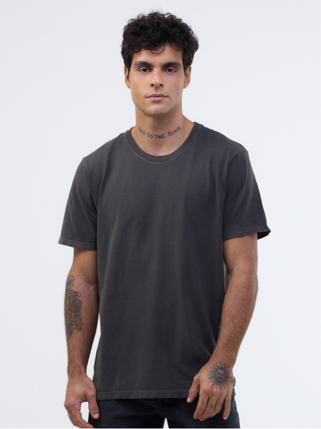 Modelo masculino com camiseta estonada preta