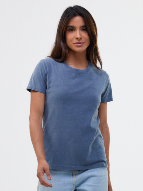 Modelo feminino com camiseta estonada azul