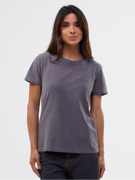 Modelo feminino com camiseta estonada chumbo