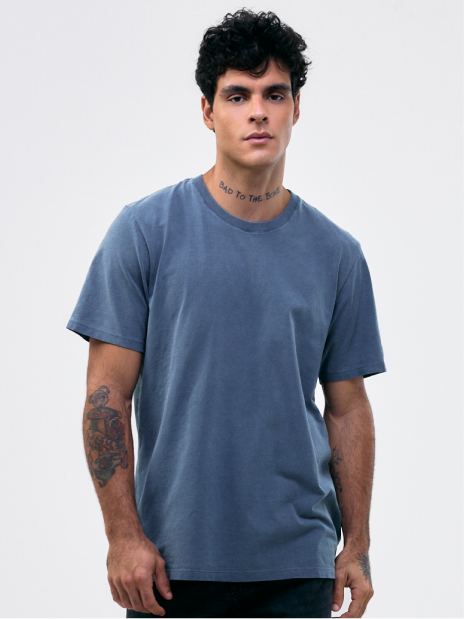 Modelo masculino com camiseta estonada azul