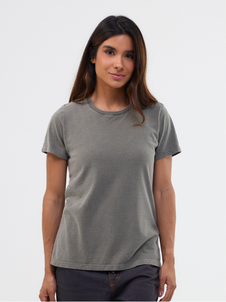 Modelo feminino com camiseta estonada verde