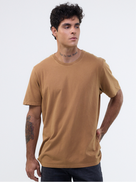 Modelo masculino com camiseta estonada caramelo
