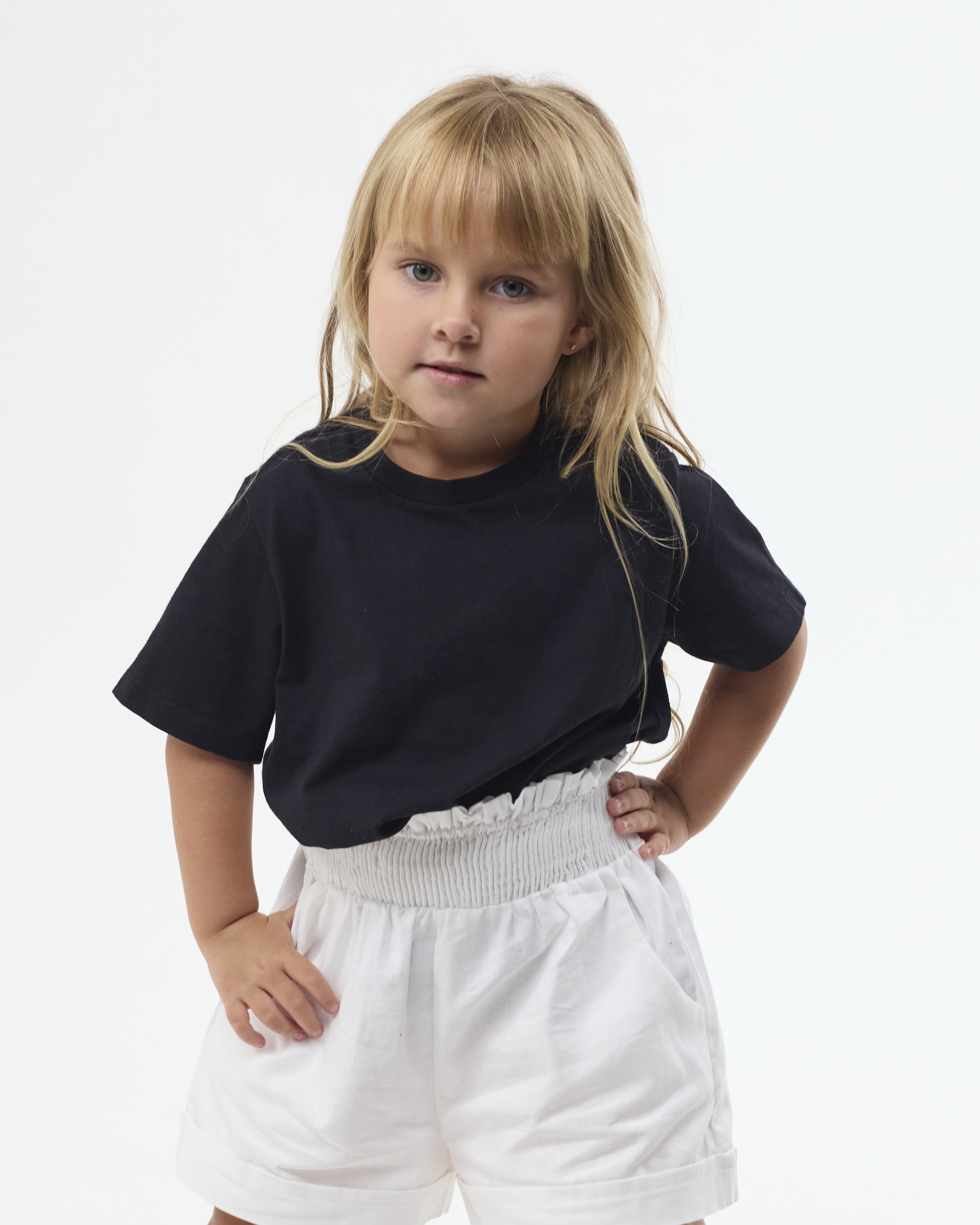 Menina usando uma camiseta Quality infantil personalizada