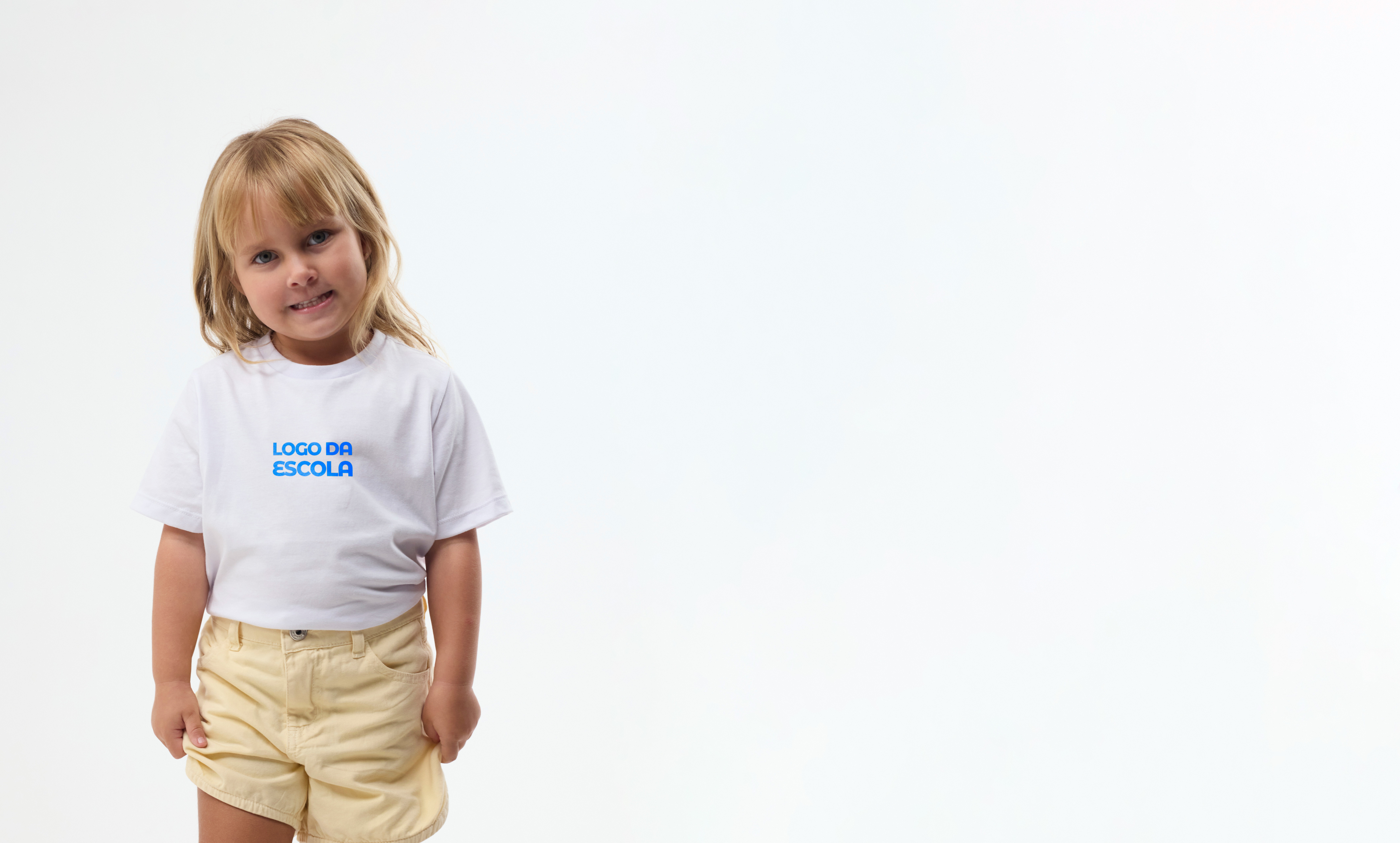 Criança usando uma camiseta personalizada para escola