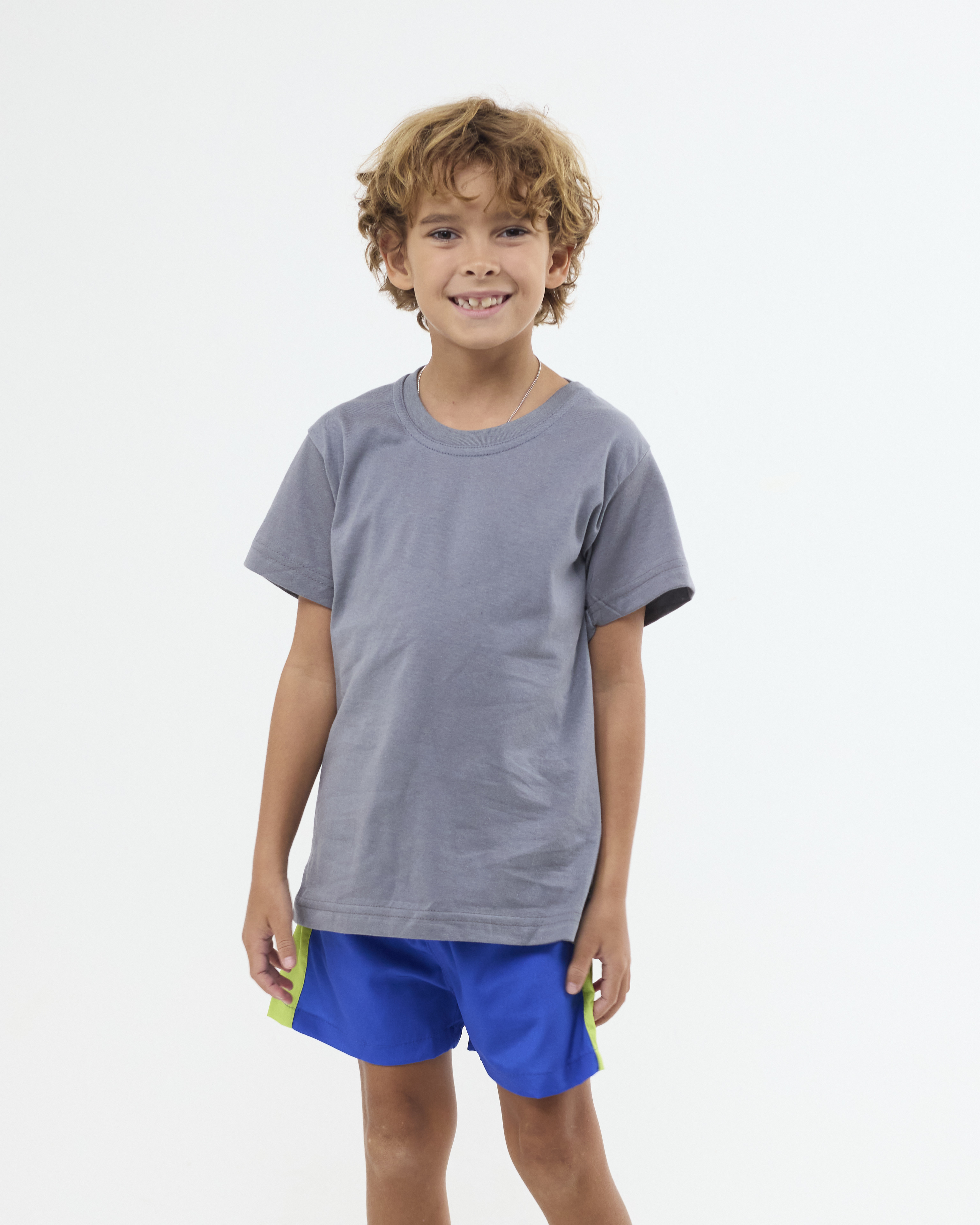 Menino usando uma camiseta Classic infantil personalizada