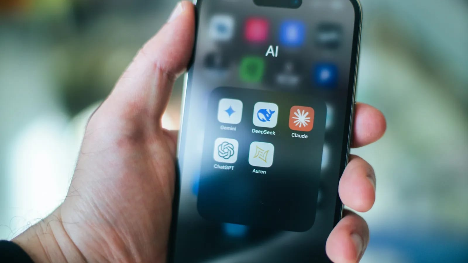 Smartphone affichant les applications ChatGPT, Gemini, Claude et DeepSeek