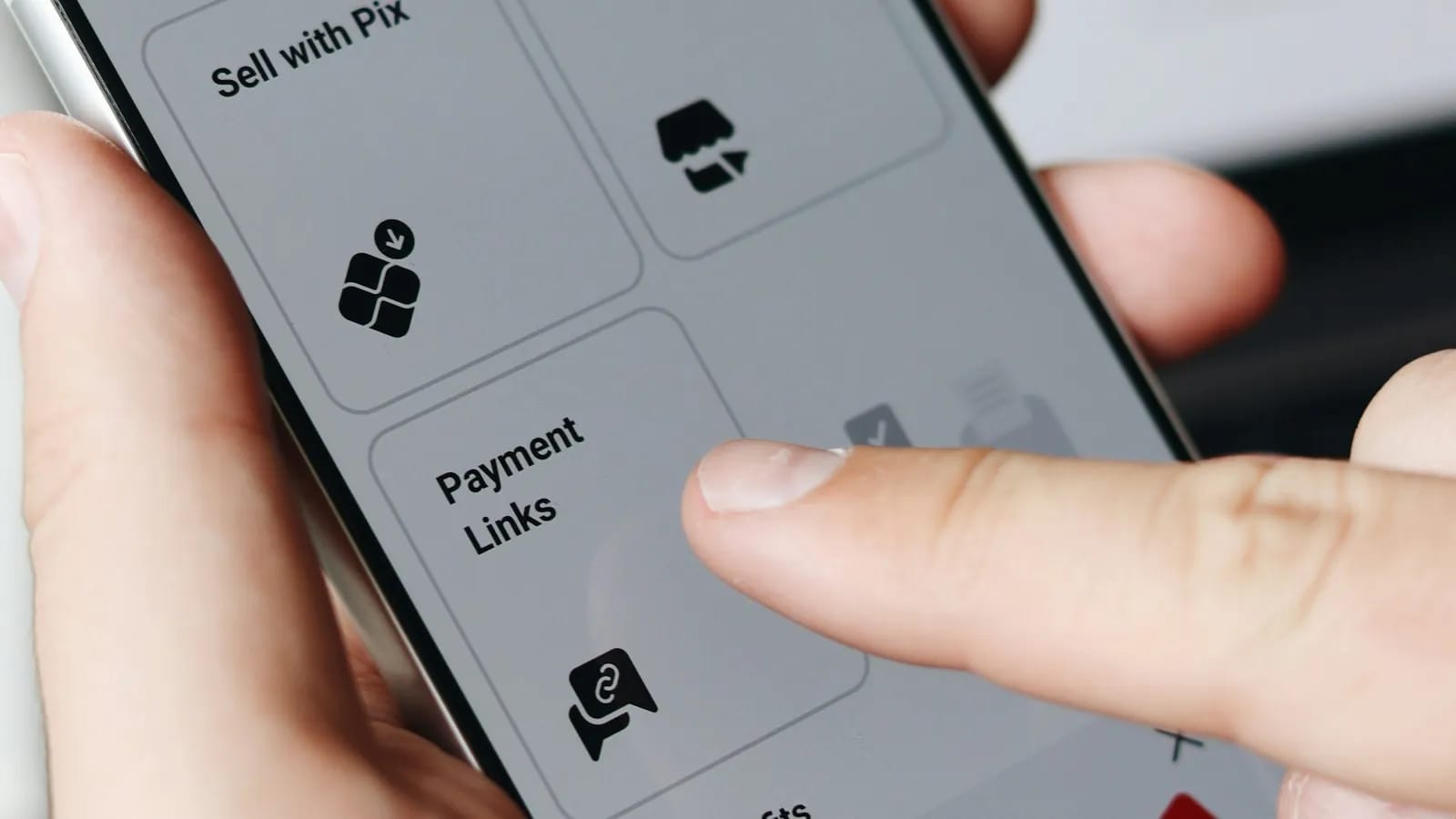 Doigt touchant l’écran d’une application professionnelle sur un smartphone