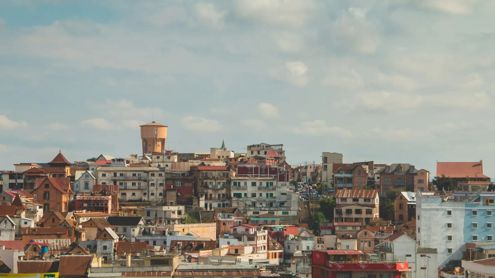 Vue des toits et des maisons d’Antananarivo, à Madagascar