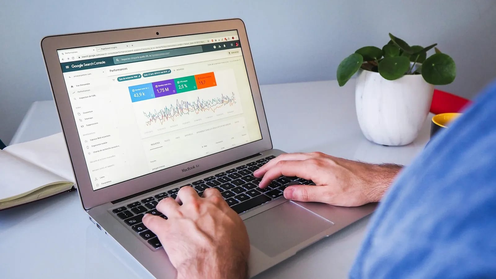 Tableau de bord de la Google Search Console sur un ordinateur portable