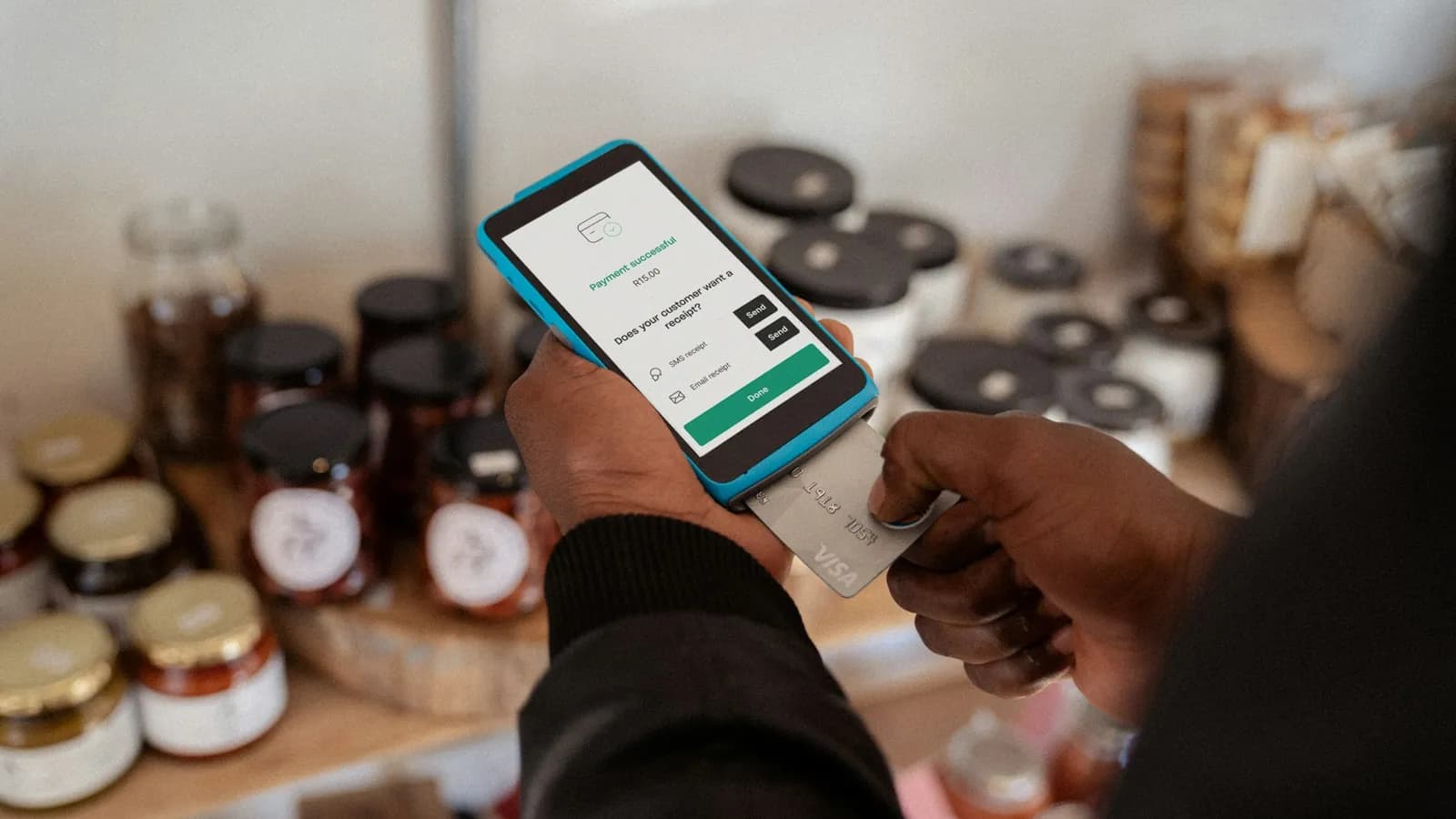 Commerçant encaissant un paiement sur un terminal mobile
