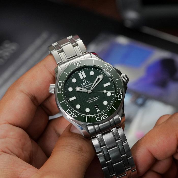 Omega Seamaster Diver 300M, Green Wave Dial with Black Ceramic Bezel Bracelet 42 - 2023 thumbnail 4