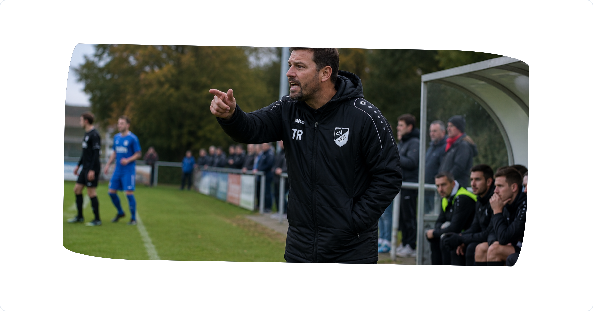 Trainer am Spielfeldrand bei einem Amateurspiel