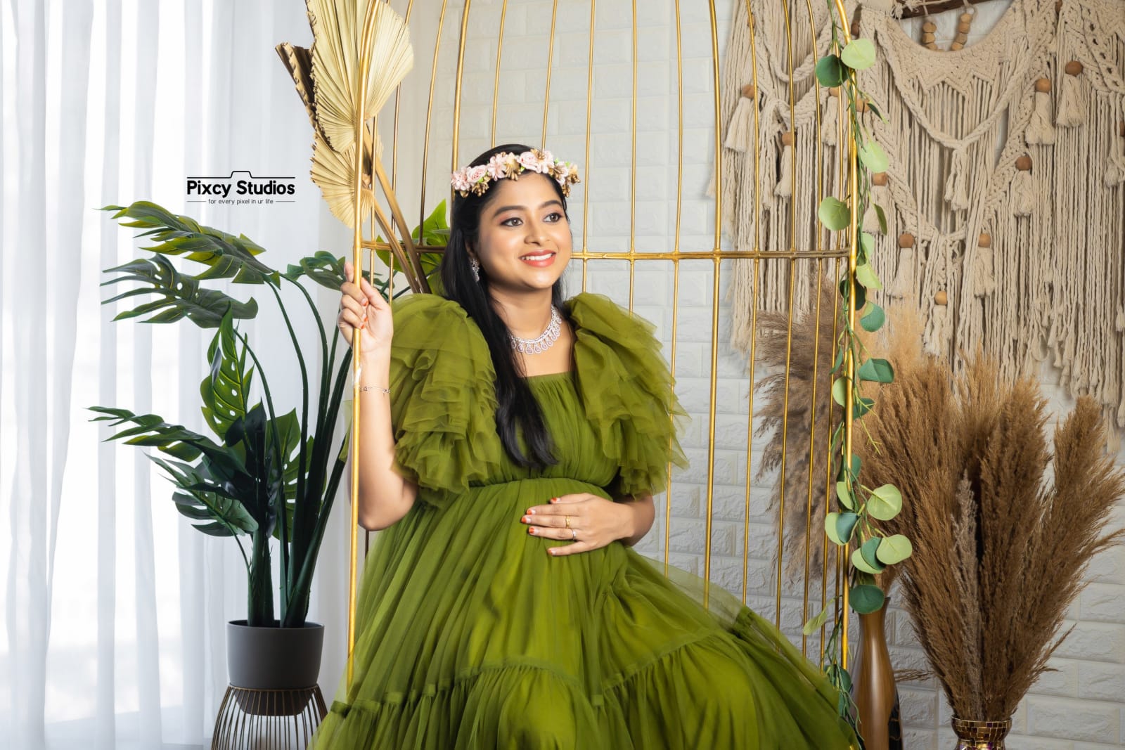 Maternity photoshoot by Pixcy Studios
