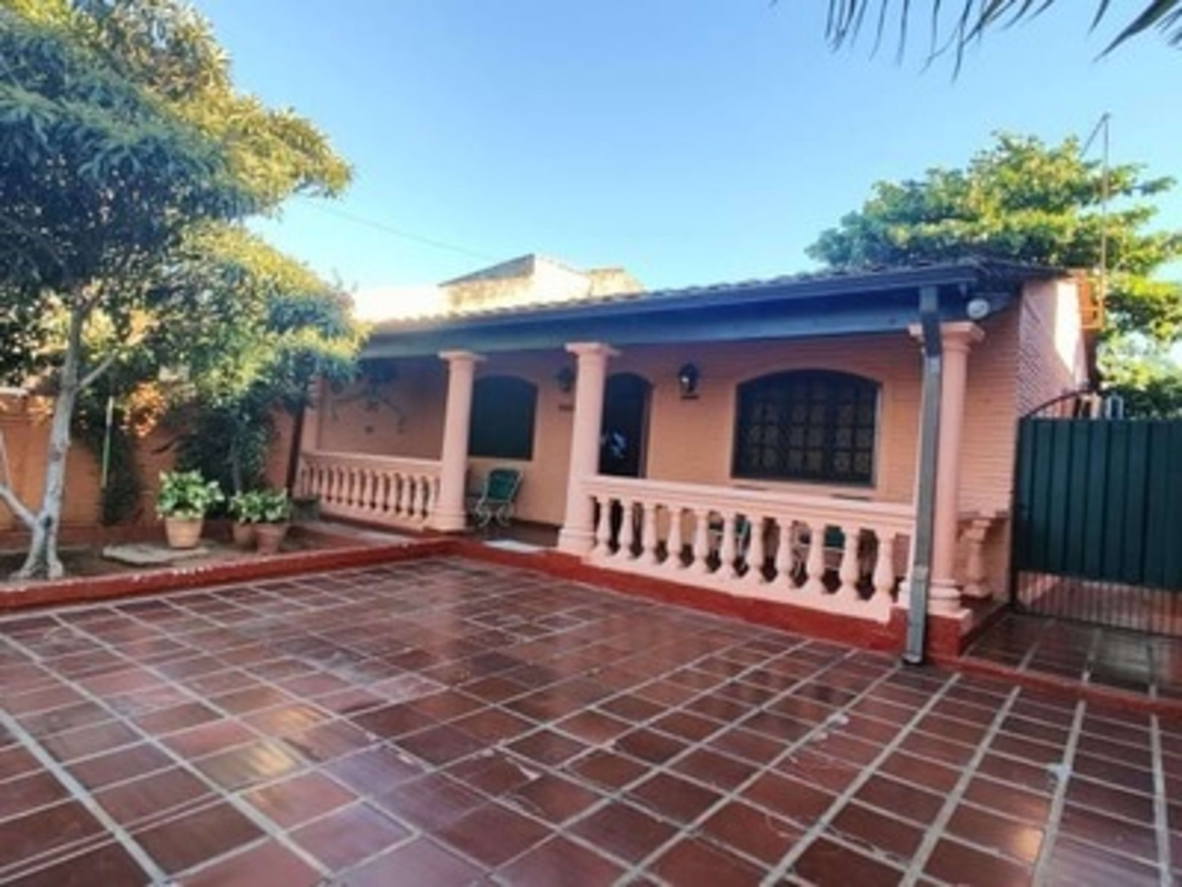 Venta de Casa Colonial en Mariano Roque Alonso