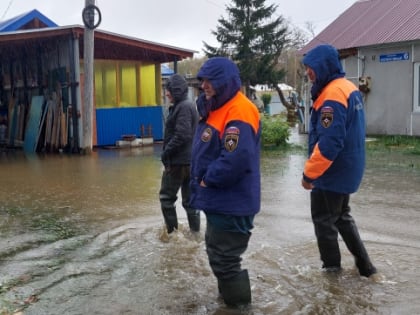 На Камчатке спасатели продолжают оказывать адресную помощь подтопленному Соболево (ВИДЕО)