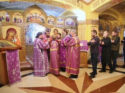 В Великий Четверг Архиепископ Феодор совершил Божественную литургию в Морском соборе