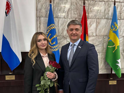 Депутаты Молодёжного парламента от ЛДПР получили удостоверения на первой сессии