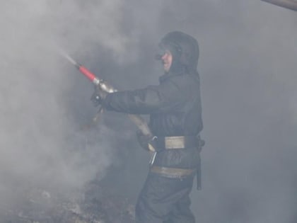 Камчатские пожарные за 15 минут укротили огонь в однокомнатной квартире