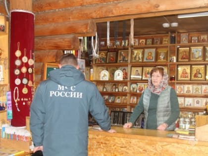 Камчатские пожарные накануне рождественских молебнов проверили церкви