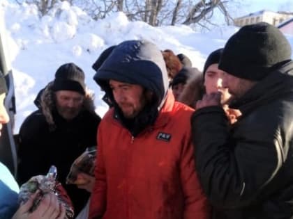 Добровольцы епархии передали бездомным подарки