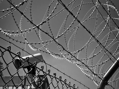 Сотрудника исправительной колонии уличили в получении взятки