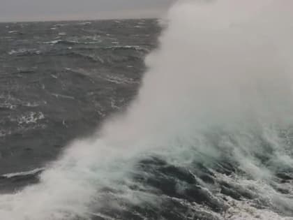 Шторм с высотой волн до 9 метров ожидается у берегов Камчатки