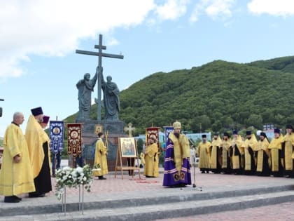 Архиепископ Феодор возглавил молебен святым апостолам Петру и Павлу на центральной площади города