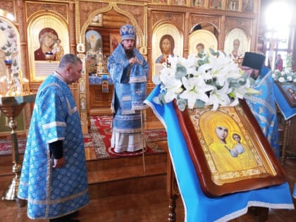 В праздник Казанской иконы Пресвятой Богородицы Архиепископ Феодор совершил Литургию в храме п. Авача