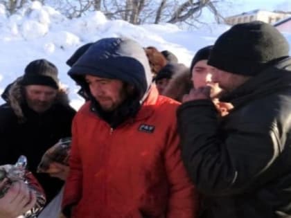 Православные волонтеры на Камчатке раздают бездомным подарки и горячие обеды