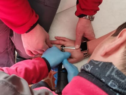 Камчатские спасатели освободили из "золотых оков" двух женщин