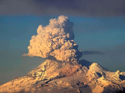 На Камчатке зафиксирован четвертый пепловый выбрoc из вулканa Безымянного