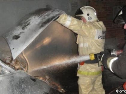 Ночью в Петропавловске загорелся разобранный автомобиль