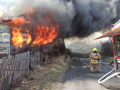 На Камчатке пожарные три часа тушили деревянные постройки