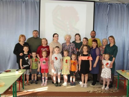 Вилючинские партийцы проводят мастер-классы для воспитанников детских садов и их родителей по изготовлению броши из Георгиевской ленты в стиле канзаши