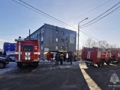 В Петропавловске тушат пожар в общежитии