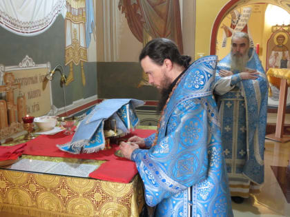 Литургия в праздник иконы Божией Матери «Троеручица»