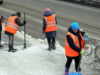 В Петропавловске подрядчики мэрии убирают лед с дорог и тротуаров