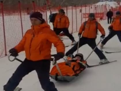 Камчатские спасатели эвакуировали спортсменку, получившую травму на горе Морозная